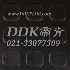 黑灰色地面防滑耐磨地胶样板图片，帝肯(DDK)_X600（KS系列|百胜）效果图，净化车间地板,工厂车间地胶,工厂车间地板革,无尘车间地板,车间pvc地板,车间用地板胶,车间塑胶地板,车间塑料防滑垫,车间地面胶皮,车间地胶垫,车间地毯,车间地板砖,车间地板,车间地垫,车间防滑地垫,车间防滑垫,车间防砸地板,食品车间地板,耐压耐磨地毯,耐压地板,耐磨防滑地板,耐磨地胶,耐酸碱pvc地板胶,耐酸碱地垫,耐酸碱地毯,耐酸碱胶垫,耐油防滑地垫,耐酸碱防腐蚀胶垫,耐磨地板,PVC地毯,pvc塑料地毯,厂房地毯,塑料防滑地毯,地面保护地毯,塑料地毯,塑胶地毯,工业地毯,工业塑料地毯,工业防滑地毯,工厂地毯,塑料橡胶地毯,橡胶地毯,橡胶防滑地毯,过道地毯,通道地毯,防滑地毯,静音地毯,除尘地毯,防噪声地毯,防滑毯,防水地毯,防噪音地毯,防尘地毯,防滑塑料毯,防污地毯,走道地毯,车库塑料地毯,pvc防滑卷材,pvc塑胶地毯,pvc塑胶地板,工厂塑胶地板,工业塑胶地板,车库塑胶地板,厂房防滑地胶,厂房地胶,地胶,圆点,工业地胶,工厂地胶,工厂地板胶,工厂地板,防酸碱地胶垫