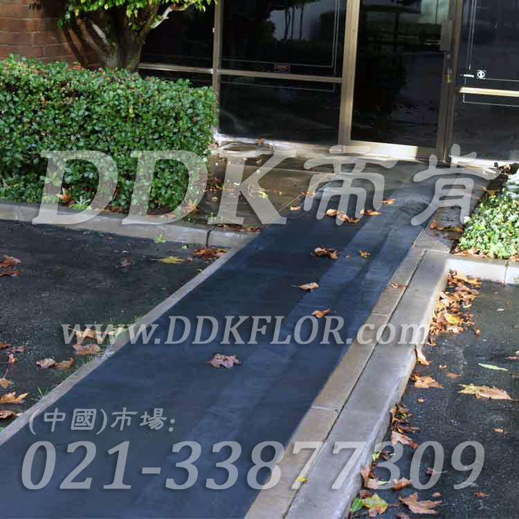 黑色户外走道防滑地毯卷材（4）样板图片,帝肯(DDK)_S450_660（室外地面防滑地毯材料）效果图,室外地垫,室外地板胶,室外地板革,室外地毯,室外地胶,室外塑料地毯,室外塑胶地板,室外橡胶地板,室外防水地板,室外防滑地垫,室外防滑地毯,室外防滑垫,弹性地胶,户外地胶,户外地毯,户外地垫,户外绿色地毯,户外塑胶地毯,地胶,走道地垫,走道地毯,走道垫,通道地毯,过道地毯,过道防滑垫,橡胶防滑地毯,防滑地毯,塑料防滑地毯