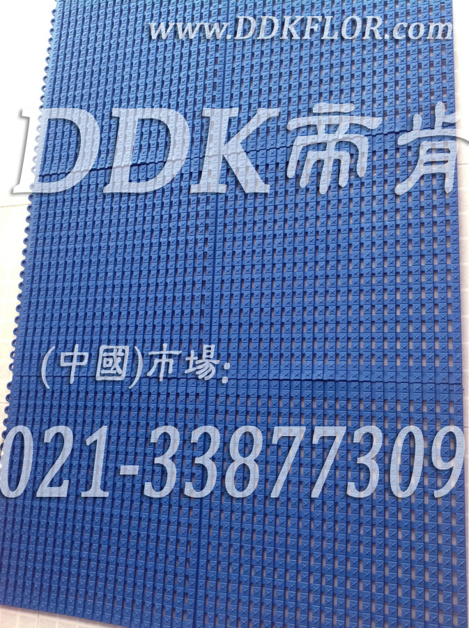 蓝色链口铺装网格地胶样板图片,帝肯(DDK)_9900（Tiger|泰格）效果图，浴室pvc格栅地板,栅格地垫,排水地垫,pvc防水地垫,塑胶透水地板,卫生间地板隔水垫,卫生间地垫,卫浴防滑垫,卫生间防水地垫,卫生间防滑地垫,卫生间防滑垫,卫生间地胶,漏水地垫,漏水地胶,排水防滑垫,排水地板,疏水垫,疏水板,疏水砖,疏水防滑地垫,疏水防滑垫,耐油耐水地垫,漏水防滑垫,疏水地垫,疏水地毯,疏水地席,浴室防滑疏水砖,透水地垫,透水地板胶垫,透水防滑塑胶地垫,防水地垫,防水地毯,防水地胶垫,防水垫,防水防滑垫,防滑隔水垫,隔水地垫,隔水地板,隔水材料,泄水型地板砖,PVC拼接地垫,塑料拼接地板,拼接式防滑垫,拼接式地垫,拼装地垫,拼装地胶,防滑拼垫,泳池地胶,泳池防滑地垫,泳池防滑地毯,洗手间地垫,洗手间防滑地毯,洗手间防滑垫,洗浴防滑垫,洗澡间防滑垫,游泳池地垫,游泳池防滑地胶,游泳池防滑垫,游泳馆防滑垫,浴池防滑地垫,浴池防滑垫,浴室防滑地垫,浴室防滑地砖,浴室防滑地胶,浴室防滑垫,浴室地垫,浴室地板,浴室地板砖,浴室地毯,浴室地砖,浴室垫,淋浴房防滑垫