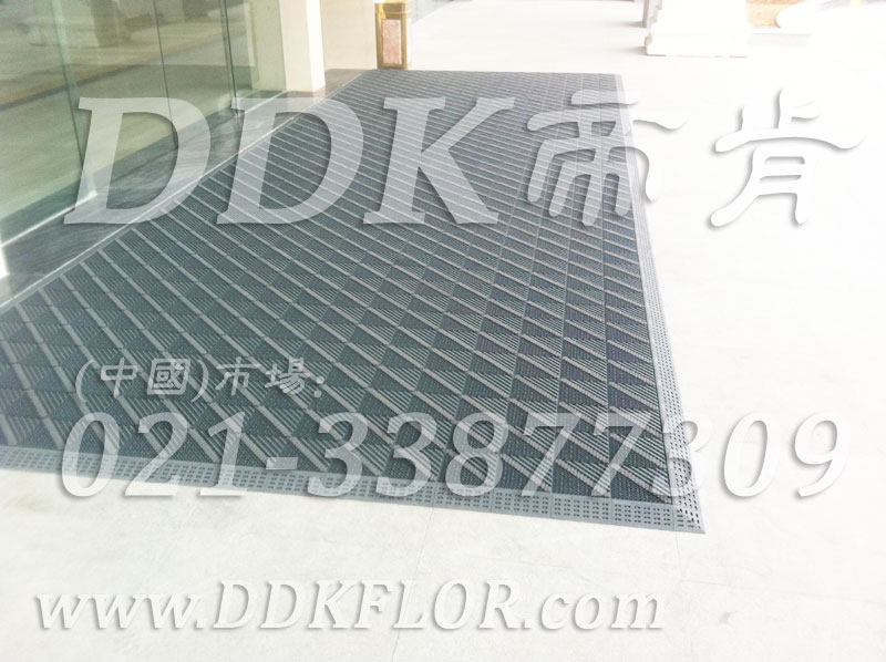 高级商用进门脚垫（1）_经典商务灰色样板图片,帝肯(DDK)_900_9000（LOTO|力拓）效果图,三合一门口毯,三合一门垫,刮泥门垫,塑料门垫,大门脚垫,塑胶门垫,嵌入式门垫,广告门垫,模块拼接式门垫,橡胶门垫,脚垫门垫,自动门地垫,进门地垫,进门脚垫,门前地垫,门前垫,门前毯,门前脚垫,门厅地垫,门厅地毯,门厅脚垫,门厅除尘地垫,门口地垫,门口地毯,门口地面除尘刷,门口脚垫,门口脚踏垫,门口防尘地垫,门垫地毯,门垫地垫,门垫,门口除尘地垫,门口防滑垫,门口防滑地胶,门口防滑地垫,门口防尘垫,门口防尘地毯,防滑门垫,除尘门垫,除雪门垫,防尘门垫,pvc拼接式除尘垫,三合一防尘地垫,三合一防尘垫,三合一除尘垫,入口防尘地垫,刮泥除尘地垫,吸水吸尘地垫,防尘地垫,防尘地毯,防尘地胶垫,防尘垫,防尘防污地垫,防尘防滑地垫,除尘地垫,防滑除尘地垫,除尘脚垫,除尘垫,除尘地胶,除尘地毯,刮泥地垫,入口防水地垫,入口防滑垫,出入口地垫,PVC拼接地垫,室外拼接地垫,拼装地垫,拼接式防滑垫,拼接式地垫,拼装地胶,组合式地垫,模块地垫