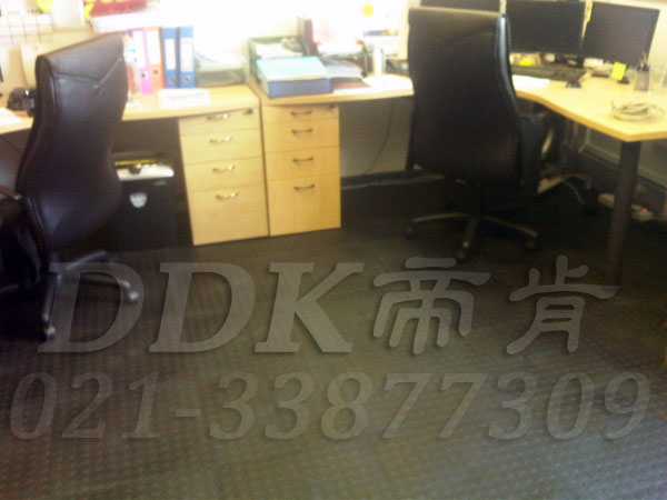 办公室地面装修材料（10）_办公室片材地板颜色-灰色_圆扣纹