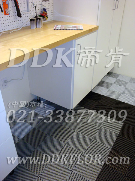 灰色相间黑色（6）快速拼装型办公室地板砖样板图片,帝肯(DDK)_8100_8850（办公室地面装修材料）效果图,办公室pvc地板,办公室地板,办公室地板砖,办公室地板胶,办公室地胶,办公室塑胶地板,办公室片材地板