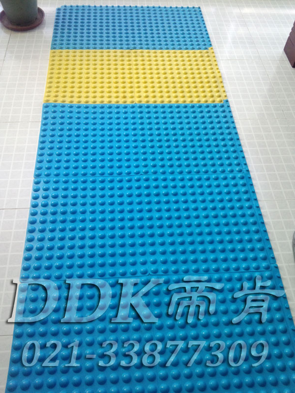 黄色加水蓝色_圆点防滑表面_多水的光滑瓷砖地面防滑材料