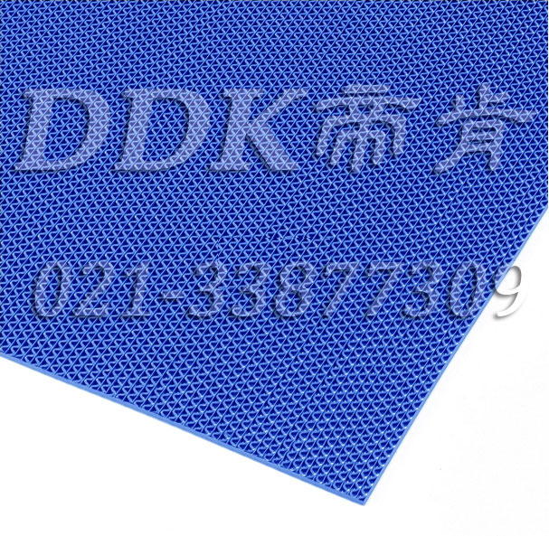 PVC材质网格透水蓝色地毯样板图片,帝肯(DDK)_1800（Swatch|斯沃基）效果图，PVC地毯,pvc地胶,pvc地面材料,pvc塑料地毯,pvc塑胶地垫,pvc塑胶地毯,pvc防水地垫,pvc防滑卷材,pvc防滑地垫,pvc防滑地毯,塑料网格防滑地垫,塑料防滑网格垫,网格塑料垫,网孔地垫,网格地垫,网格防滑垫,网状地毯,网状防滑垫,网眼防滑,防滑塑料网格,镂空地胶,多孔防滑地垫,带孔防滑垫,z字型疏水垫,s纹型防滑垫,s形防滑垫,s形防滑地垫,PVC防滑垫,pvc防滑地胶,排水防滑垫,排水地垫,漏水地垫,漏水地胶,漏水防滑垫,漏水橡胶垫,疏水地毯,疏水地垫,疏水地胶,疏水垫,疏水性材料,疏水防滑地垫,疏水防滑垫,透水地垫,透水地板胶垫,防水地垫,透水防滑塑胶地垫,防水地毯,防水地胶垫,防水垫,防水防滑垫,防滑隔水垫,隔水地垫,隔水地板,隔水材料