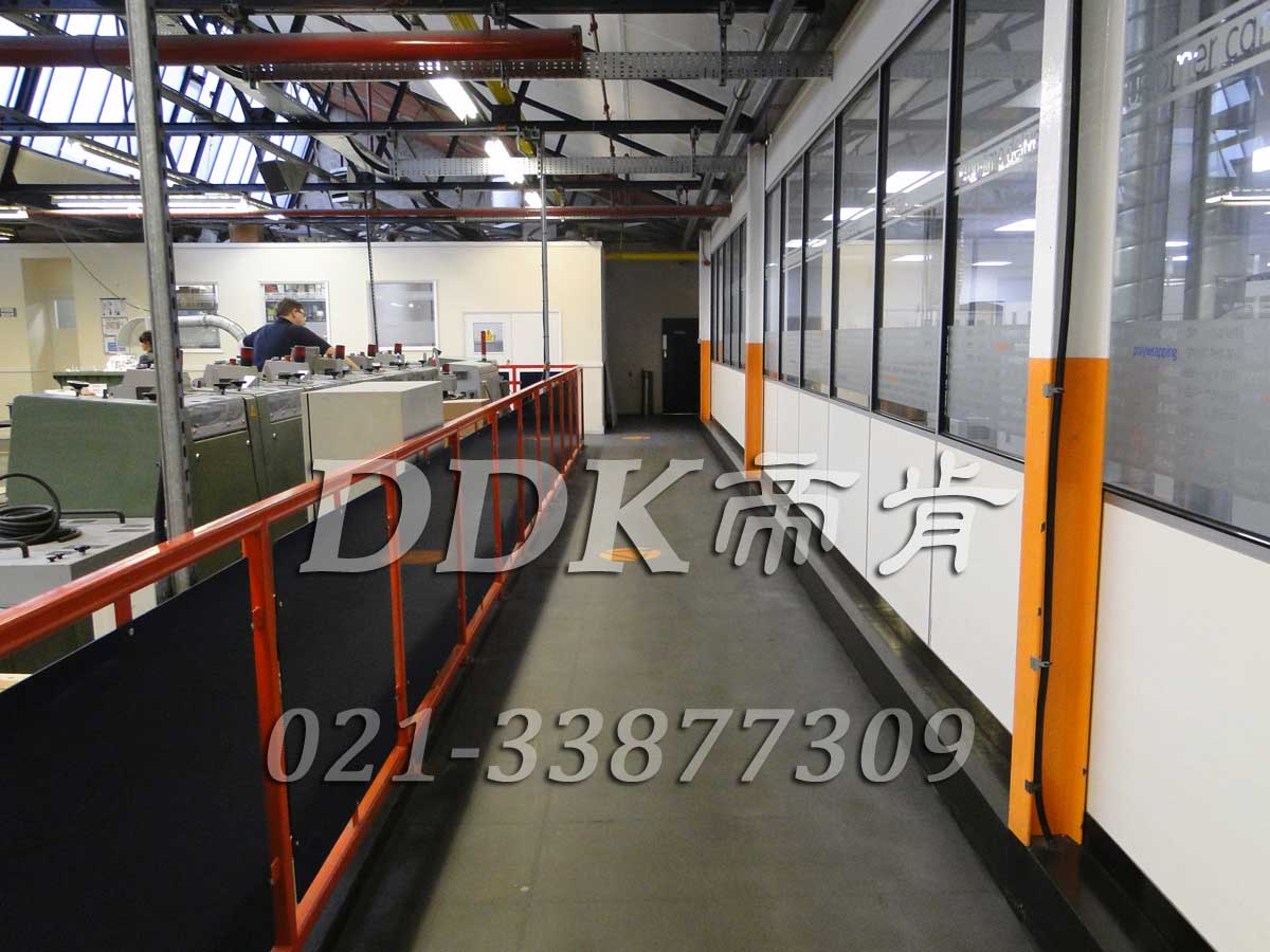 曼公司某工厂车间走廊地面铺装地板现场图例_快装型全深灰色表面通道用厂房塑胶地板