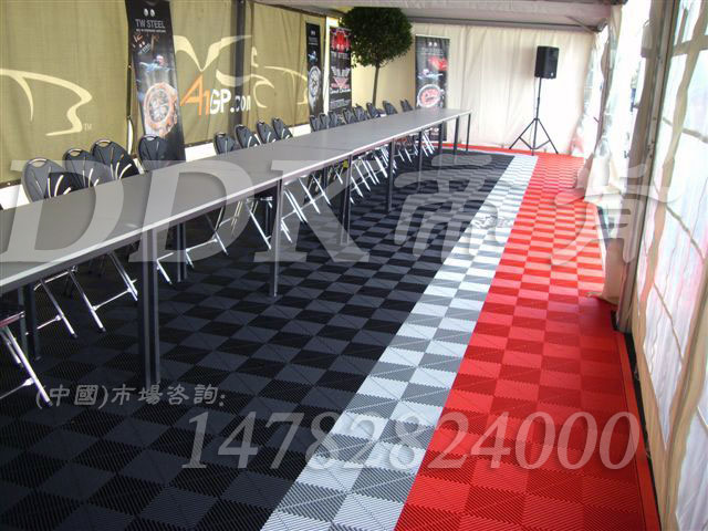 【室外大型防滑垫】会议室通道地面拼装型地面材料_红灰白三色组合效果