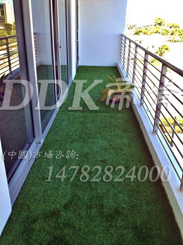 【家装阳台地面材料】绿色草皮家装阳台地面材料
