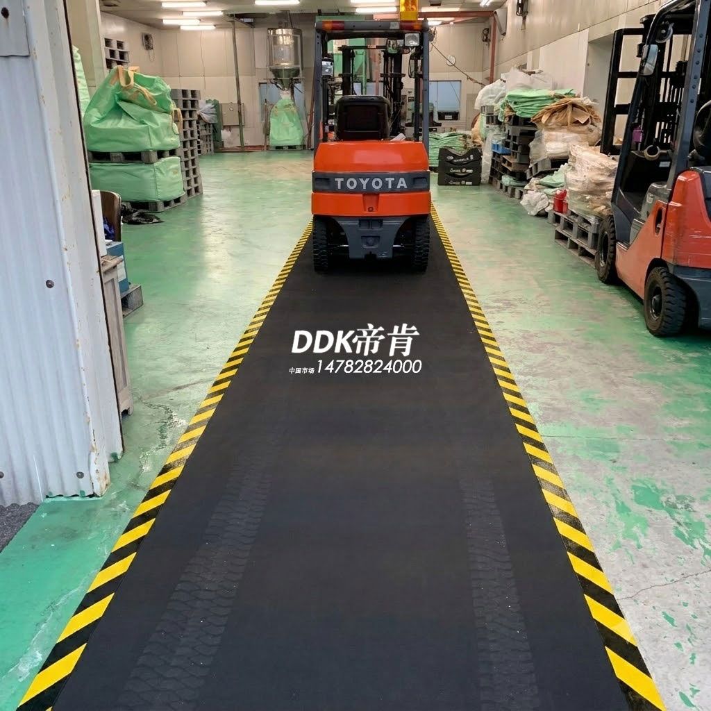 DDK-FK-350经济型特种橡胶叉车除尘卷材铺设使用现场图片